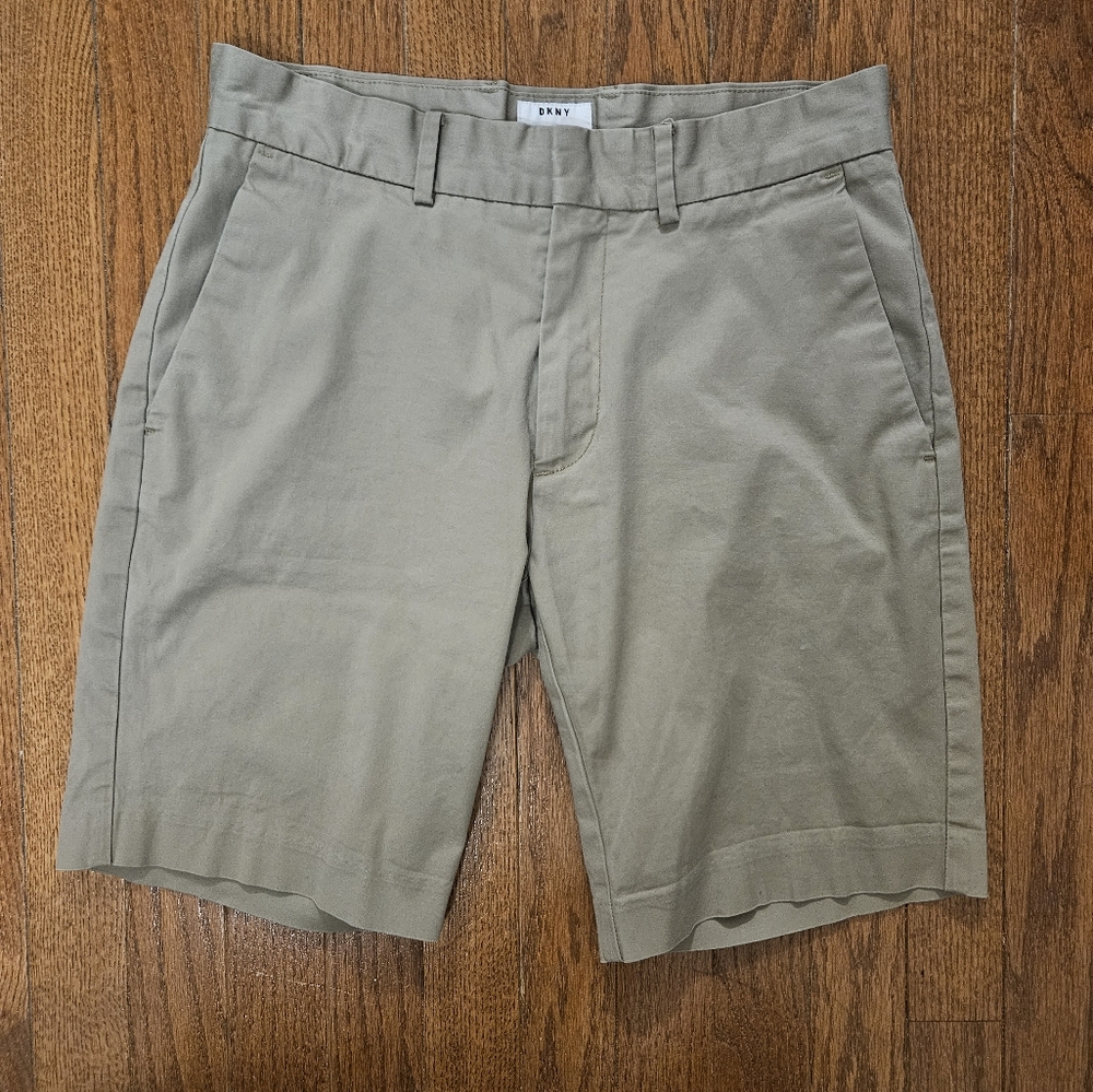 MEN'S "DKNY" KHAKI SHORTS, SIZE 30